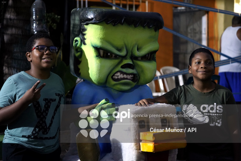 GYE-MONIGOTES GIGANTES