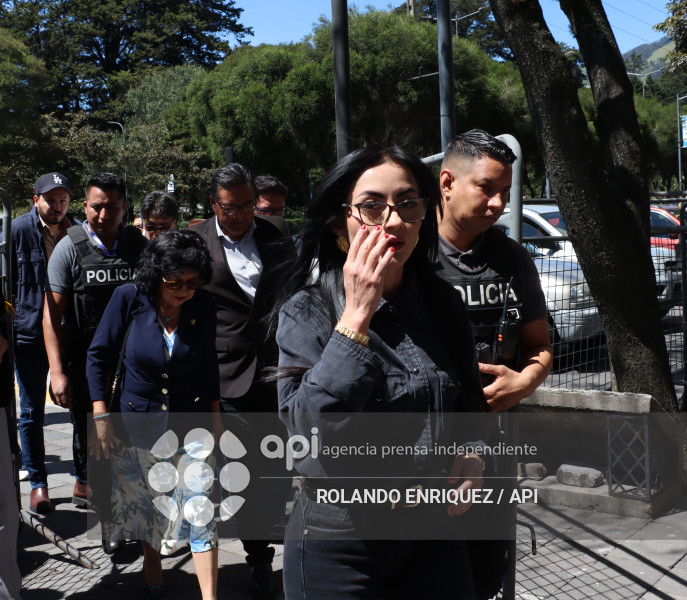 VIVIANA VELOZ ACUDE A FISCALIA GENERAL