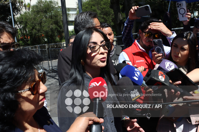 VIVIANA VELOZ ACUDE A FISCALIA GENERAL