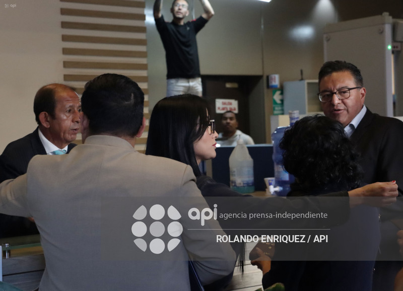 VIVIANA VELOZ ACUDE A FISCALIA GENERAL