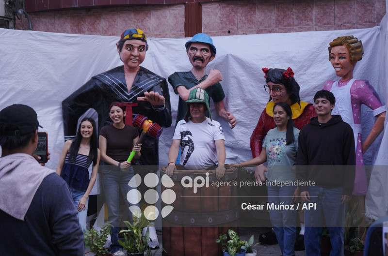 GYE-MONIGOTES GIGANTES