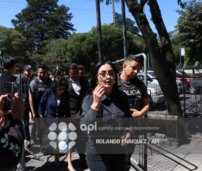 VIVIANA VELOZ ACUDE A FISCALIA GENERAL