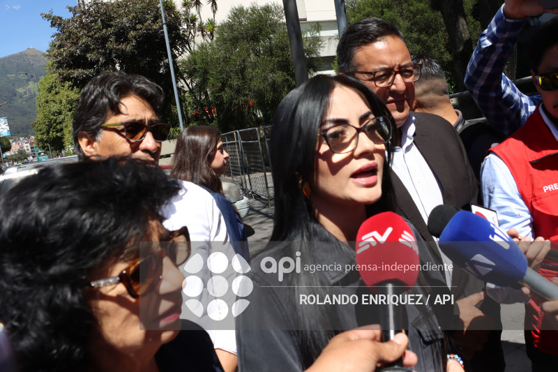 VIVIANA VELOZ ACUDE A FISCALIA GENERAL