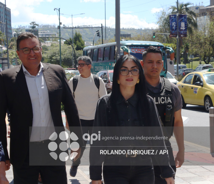 VIVIANA VELOZ ACUDE A FISCALIA GENERAL