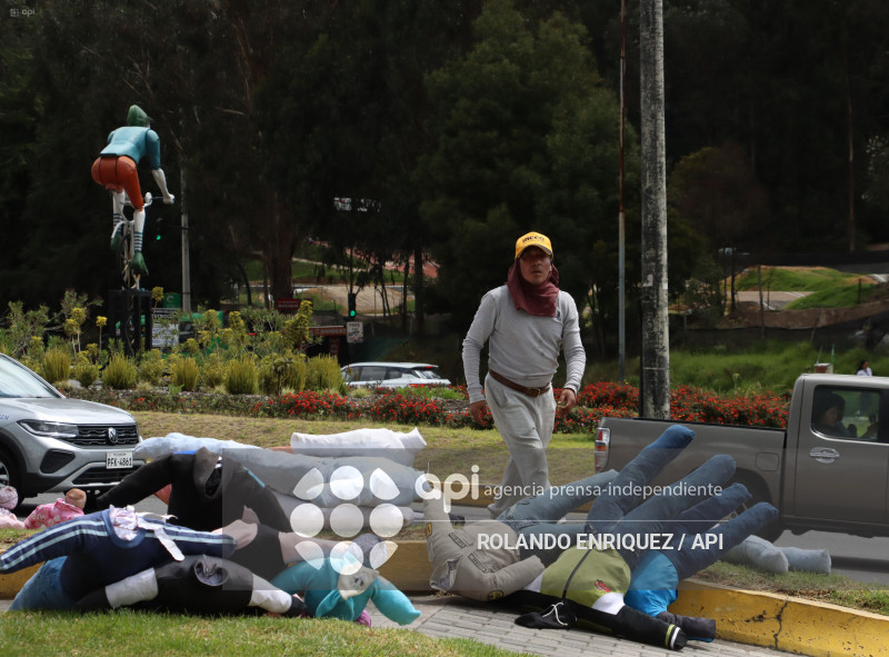 VIEJOS Y MONIGOTES PARA FIN DE ANO
