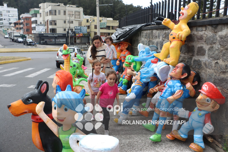 VIEJOS Y MONIGOTES PARA FIN DE ANO