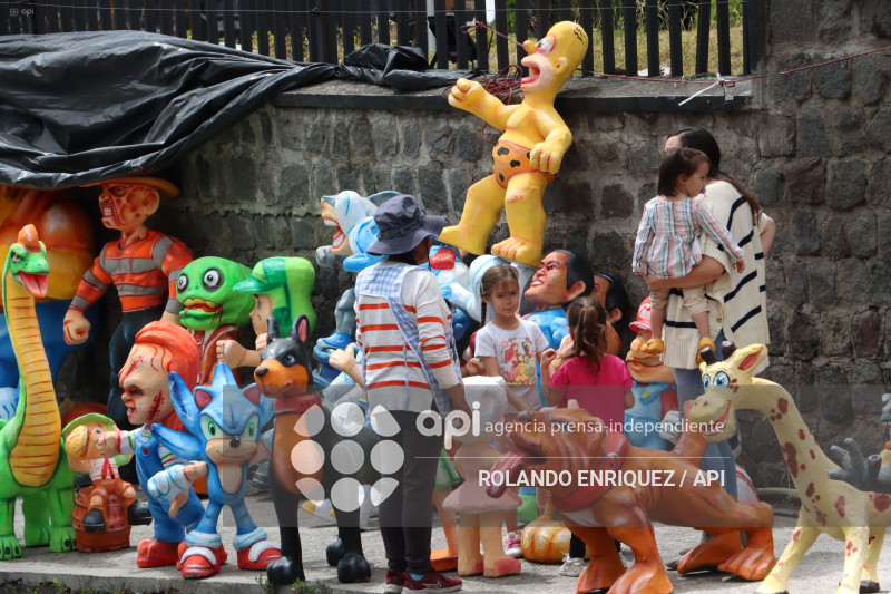 VIEJOS Y MONIGOTES PARA FIN DE ANO