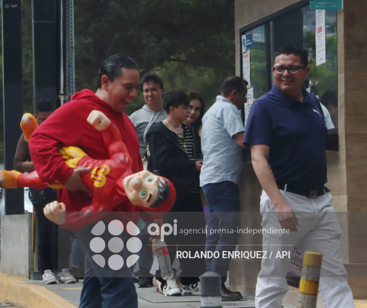 VIEJOS Y MONIGOTES PARA FIN DE ANO