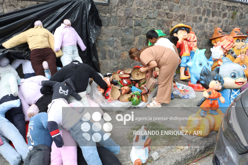 VIEJOS Y MONIGOTES PARA FIN DE ANO