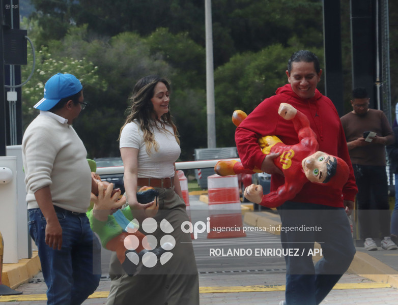 VIEJOS Y MONIGOTES PARA FIN DE ANO