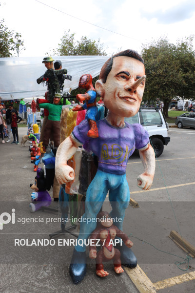 VIEJOS Y MONIGOTES PARA FIN DE ANO