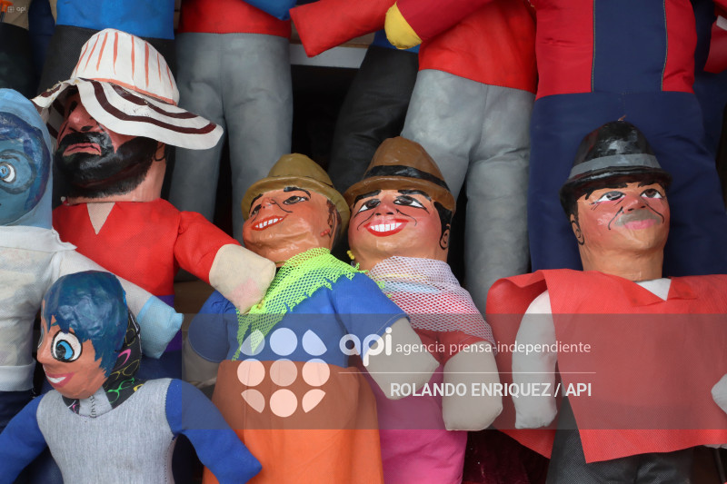 VIEJOS Y MONIGOTES PARA FIN DE ANO