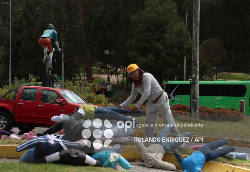 VIEJOS Y MONIGOTES PARA FIN DE ANO