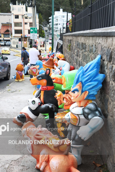 VIEJOS Y MONIGOTES PARA FIN DE ANO