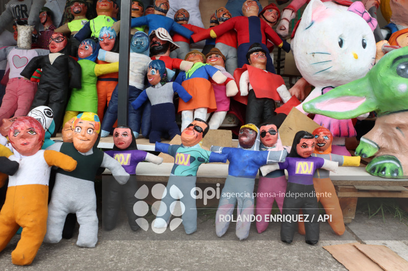 VIEJOS Y MONIGOTES PARA FIN DE ANO