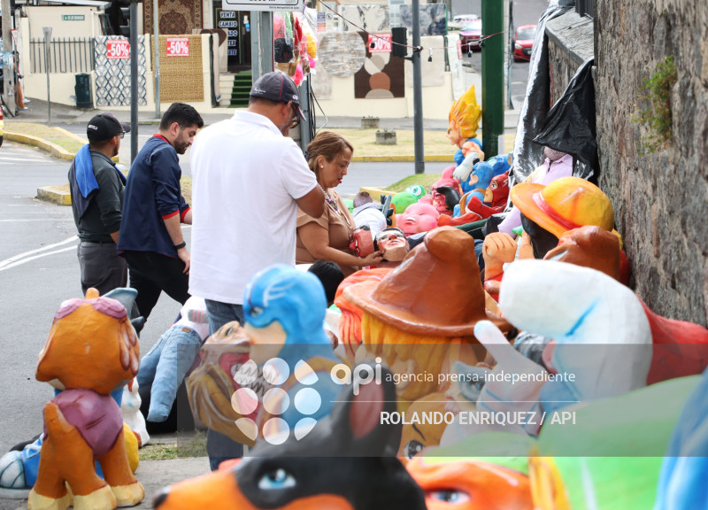 VIEJOS Y MONIGOTES PARA FIN DE ANO