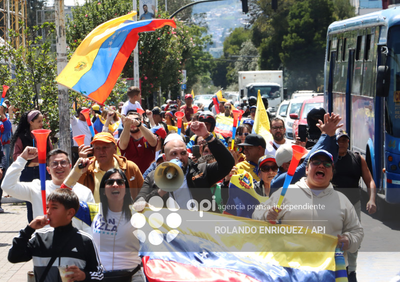 VENEZOLANOS FESTEJAN CAPTURA DE MADURO EN QUITO