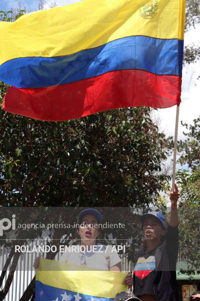 VENEZOLANOS FESTEJAN CAPTURA DE MADURO EN QUITO