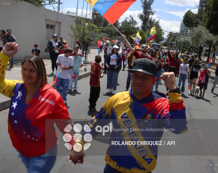 VENEZOLANOS FESTEJAN CAPTURA DE MADURO EN QUITO