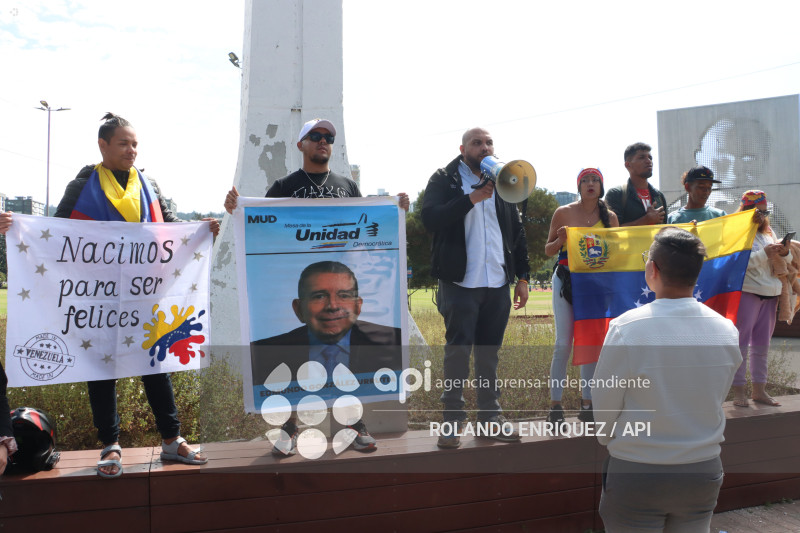 VENEZOLANOS FESTEJAN CAPTURA DE MADURO EN QUITO