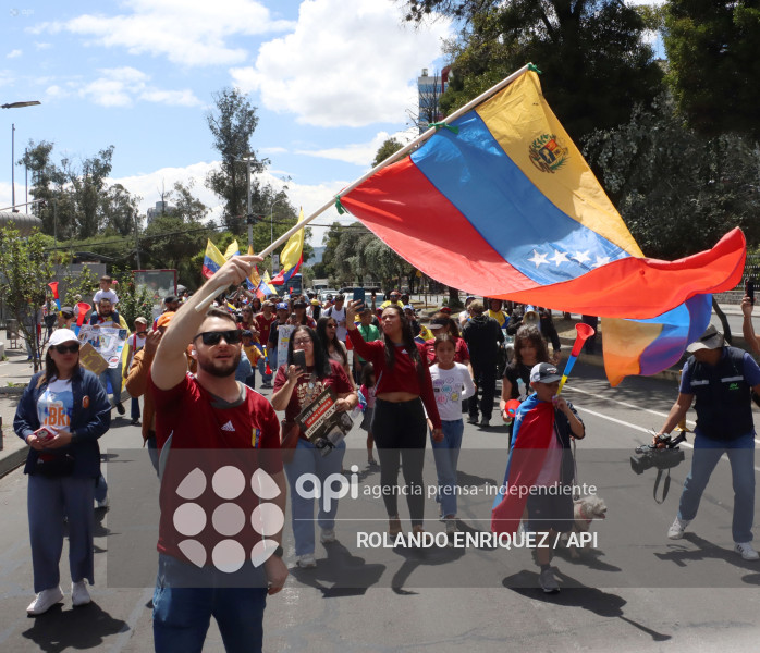 VENEZOLANOS FESTEJAN CAPTURA DE MADURO EN QUITO