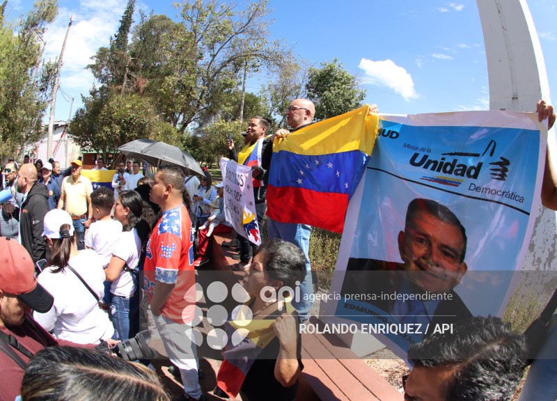 VENEZOLANOS FESTEJAN CAPTURA DE MADURO EN QUITO