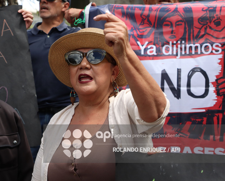GRUPOS SOCIALES  EN CONTRA DE LA CAPTURA DE MADURO