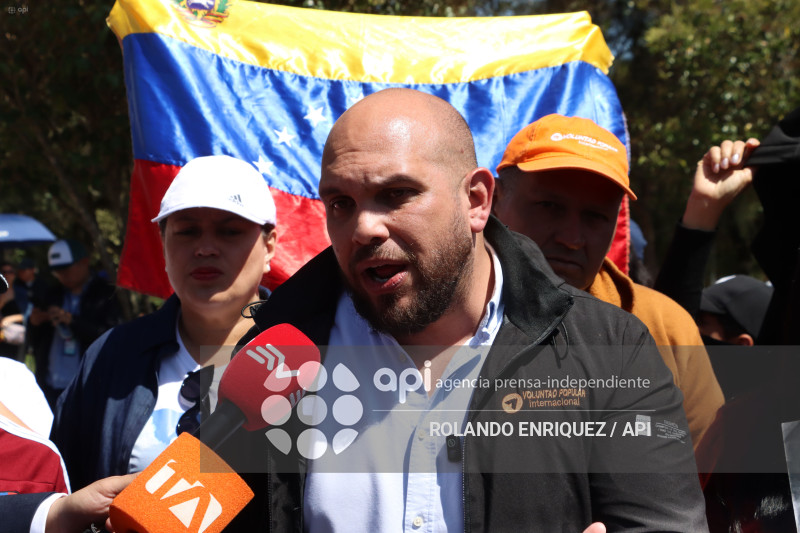 VENEZOLANOS FESTEJAN CAPTURA DE MADURO EN QUITO