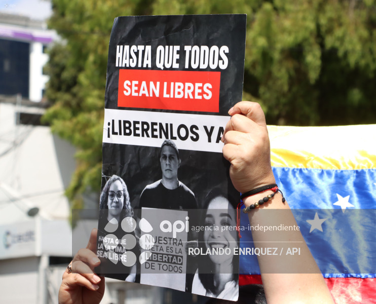 VENEZOLANOS FESTEJAN CAPTURA DE MADURO EN QUITO