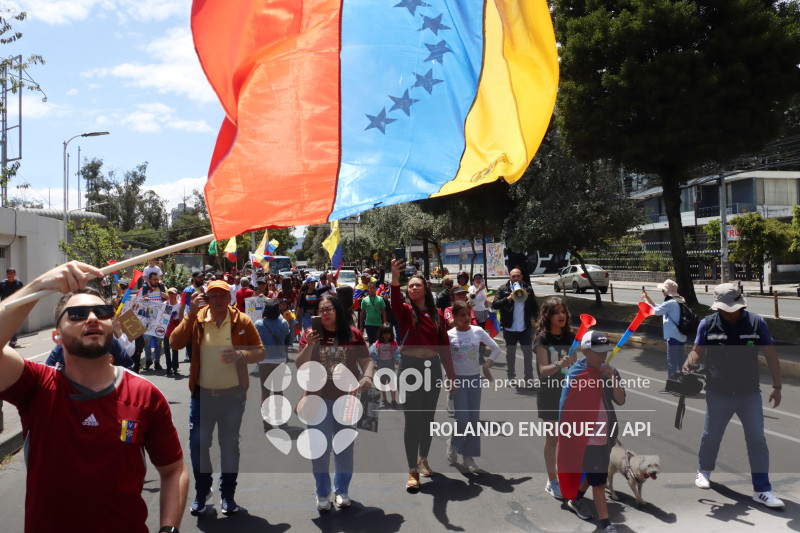 VENEZOLANOS FESTEJAN CAPTURA DE MADURO EN QUITO