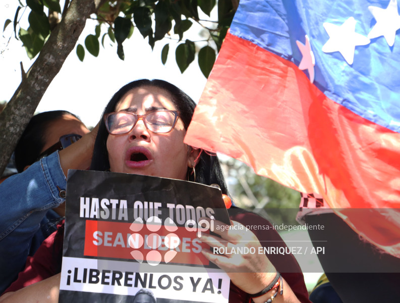 VENEZOLANOS FESTEJAN CAPTURA DE MADURO EN QUITO