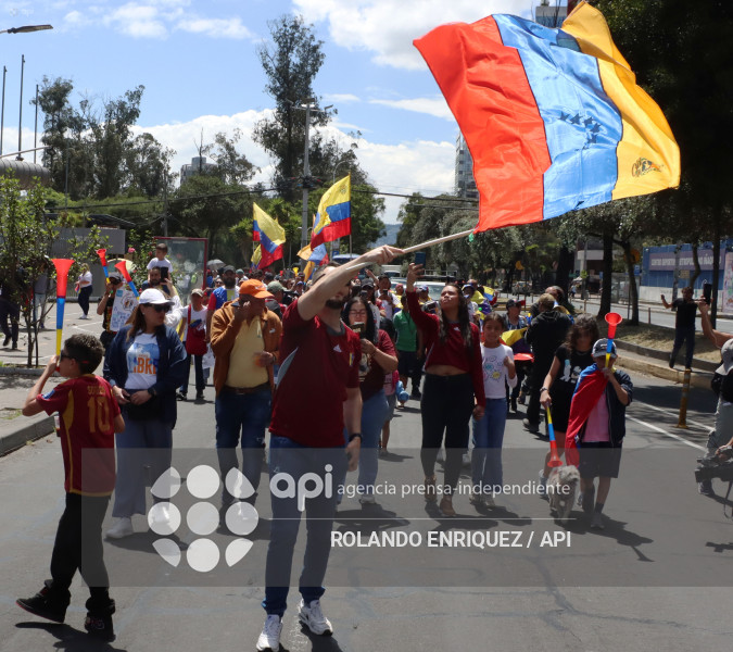 VENEZOLANOS FESTEJAN CAPTURA DE MADURO EN QUITO