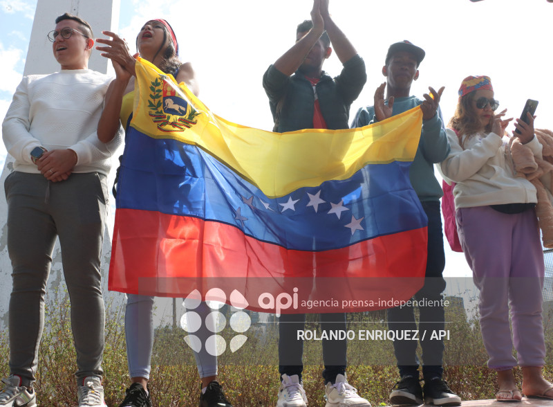 VENEZOLANOS FESTEJAN CAPTURA DE MADURO EN QUITO