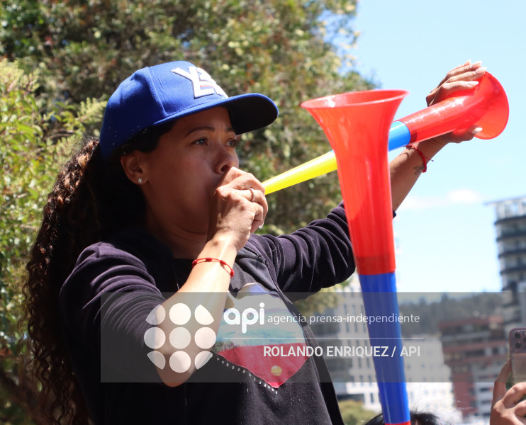 VENEZOLANOS FESTEJAN CAPTURA DE MADURO EN QUITO
