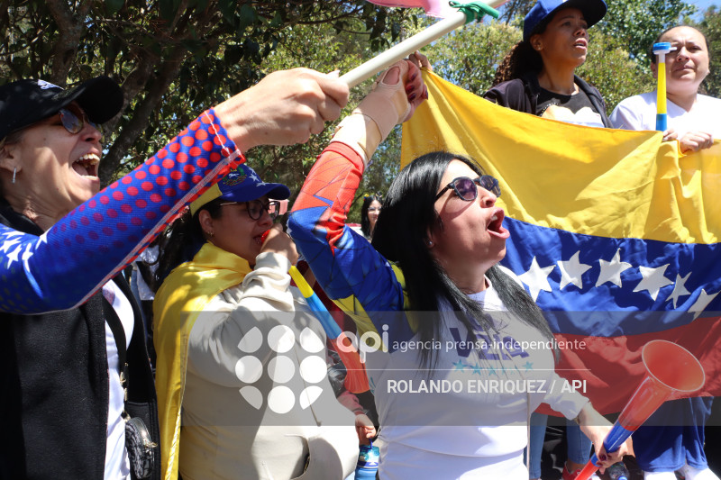 VENEZOLANOS FESTEJAN CAPTURA DE MADURO EN QUITO