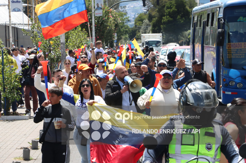 VENEZOLANOS FESTEJAN CAPTURA DE MADURO EN QUITO