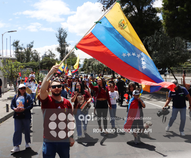VENEZOLANOS FESTEJAN CAPTURA DE MADURO EN QUITO