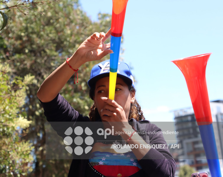 VENEZOLANOS FESTEJAN CAPTURA DE MADURO EN QUITO
