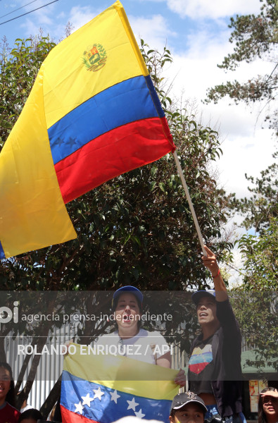 VENEZOLANOS FESTEJAN CAPTURA DE MADURO EN QUITO