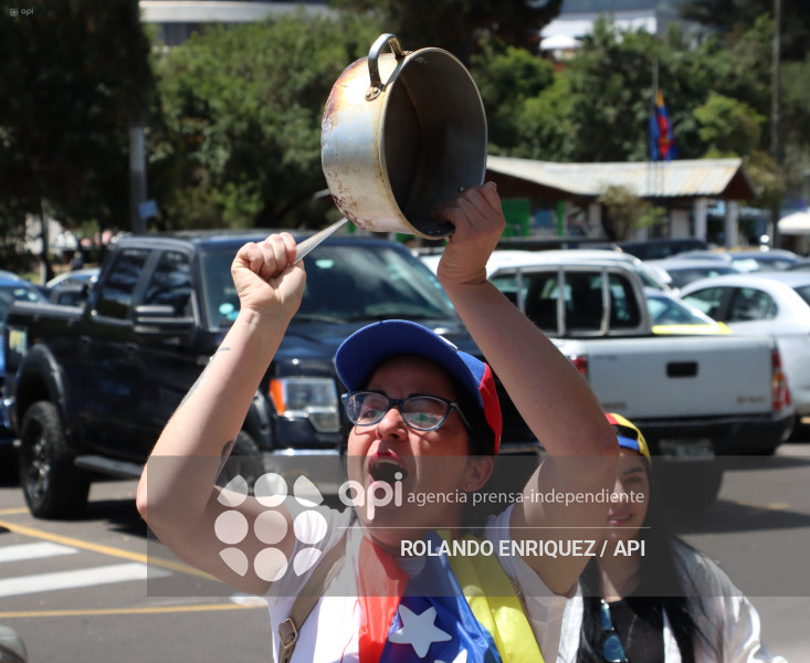 VENEZOLANOS FESTEJAN CAPTURA DE MADURO EN QUITO
