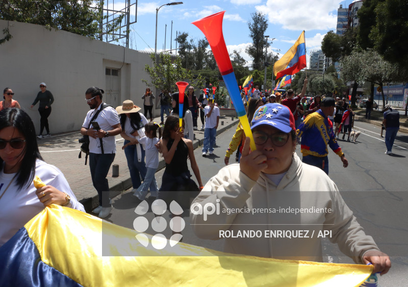 VENEZOLANOS FESTEJAN CAPTURA DE MADURO EN QUITO