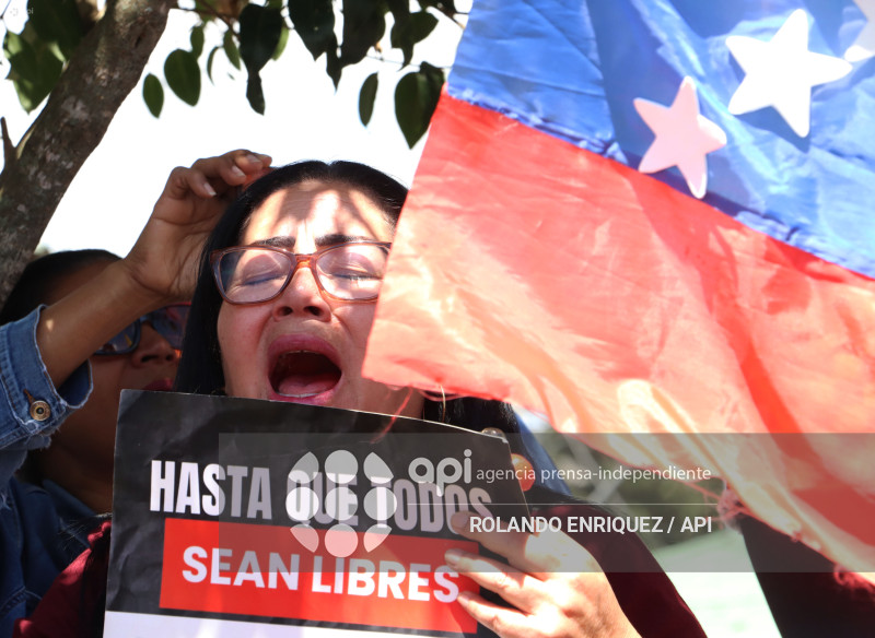 VENEZOLANOS FESTEJAN CAPTURA DE MADURO EN QUITO