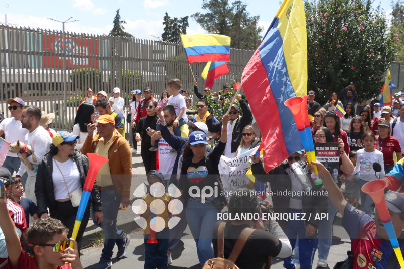 VENEZOLANOS FESTEJAN CAPTURA DE MADURO EN QUITO