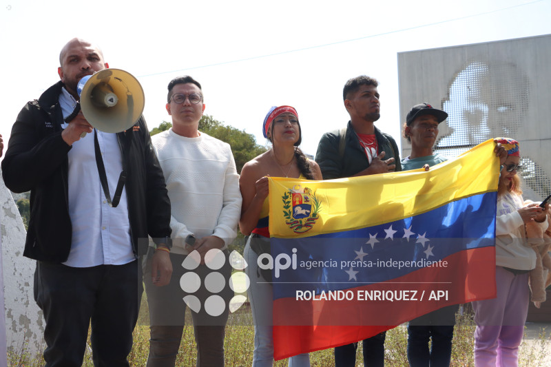 VENEZOLANOS FESTEJAN CAPTURA DE MADURO EN QUITO