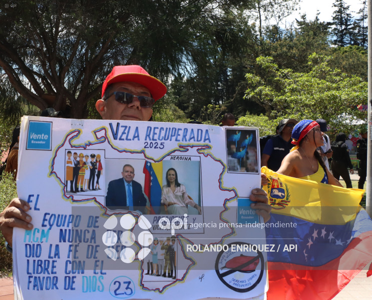 VENEZOLANOS FESTEJAN CAPTURA DE MADURO EN QUITO