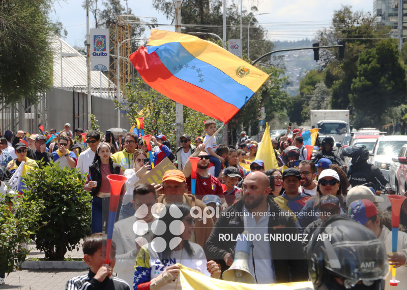 VENEZOLANOS FESTEJAN CAPTURA DE MADURO EN QUITO