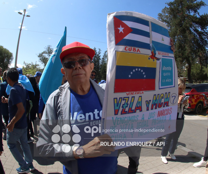 VENEZOLANOS FESTEJAN CAPTURA DE MADURO EN QUITO