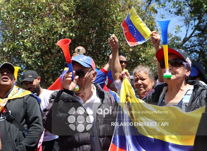 VENEZOLANOS FESTEJAN CAPTURA DE MADURO EN QUITO
