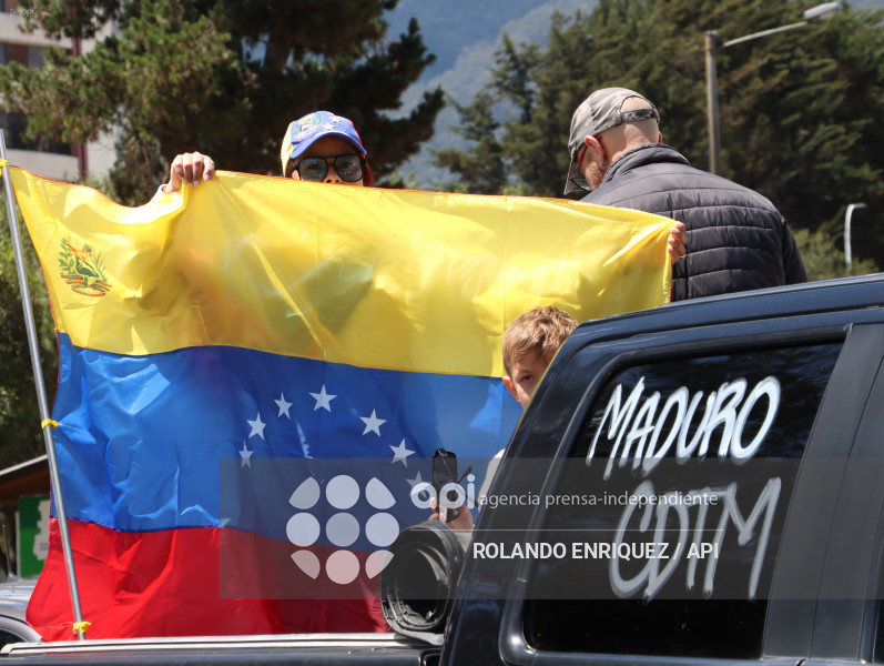 VENEZOLANOS FESTEJAN CAPTURA DE MADURO EN QUITO
