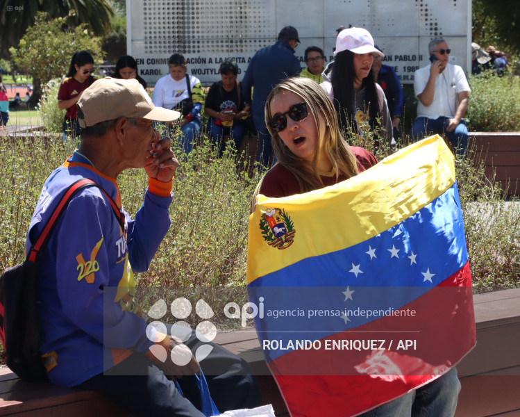 VENEZOLANOS FESTEJAN CAPTURA DE MADURO EN QUITO